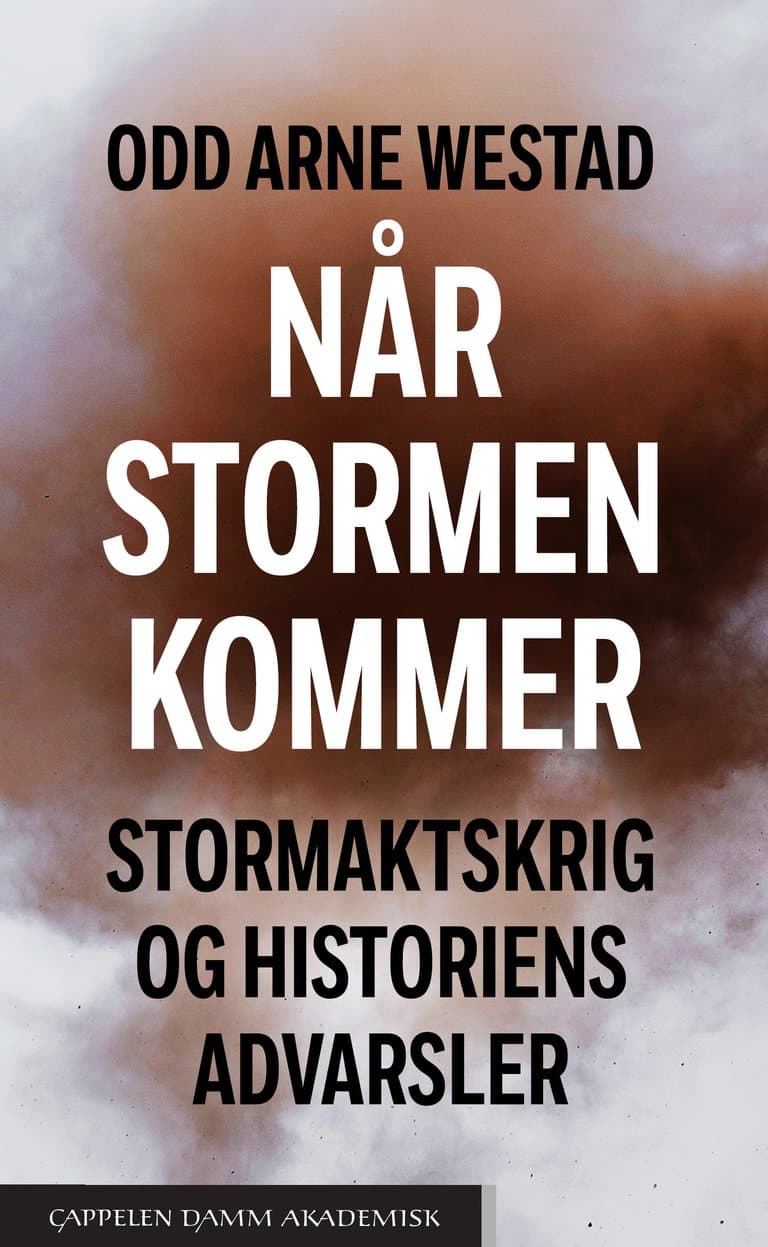 Omslag Når stormen kommer av Odd Arne Westad (Innbundet)