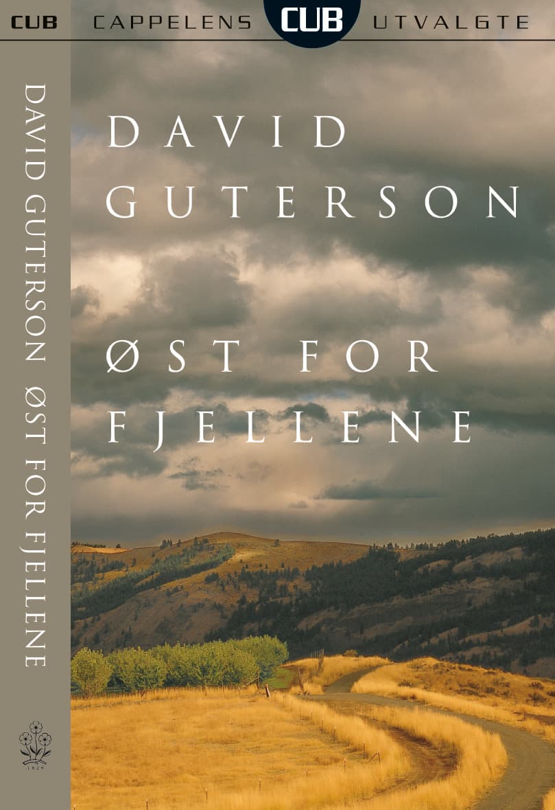 Omslag Øst for fjellene av David Guterson (Heftet)