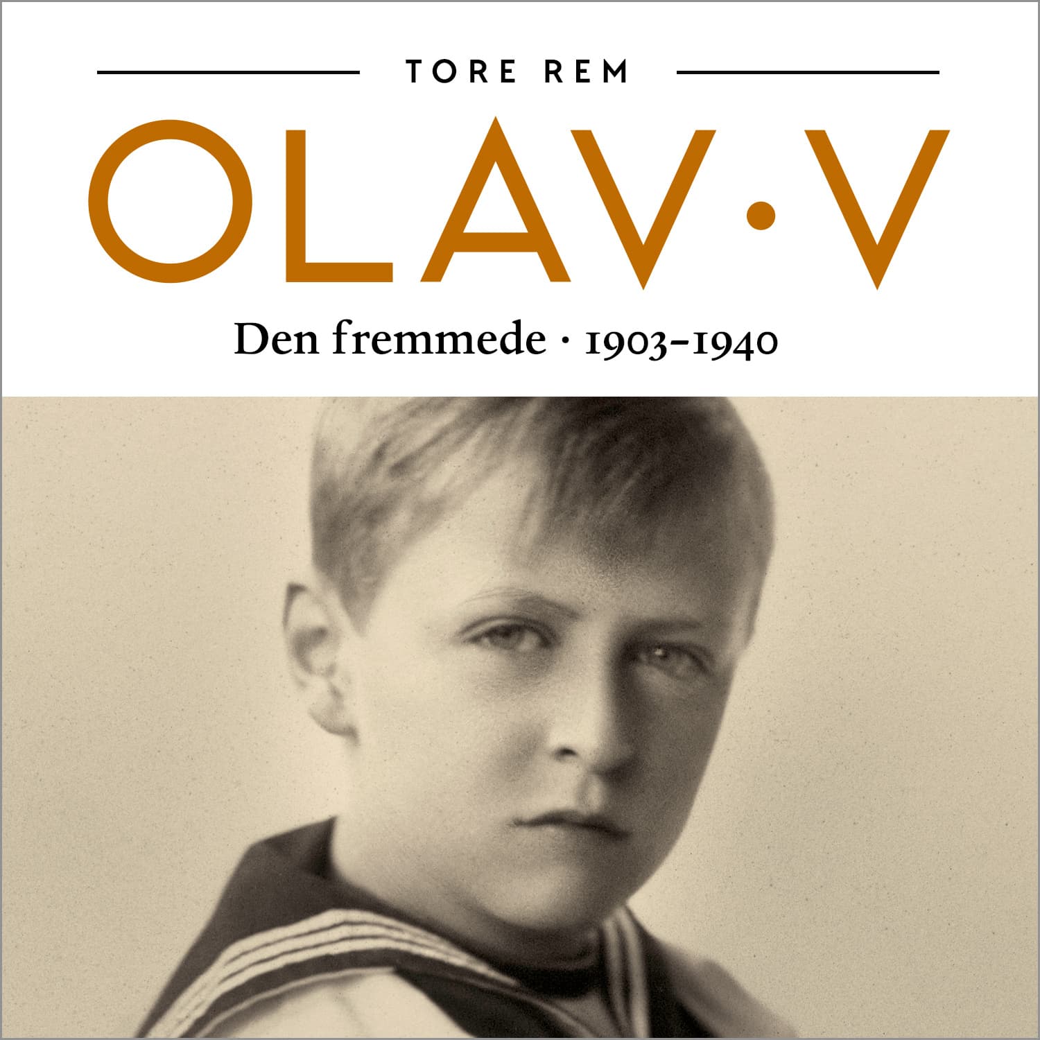 Omslag Olav V - Den fremmede. 1903-1940 av Tore Rem (Lydbok)