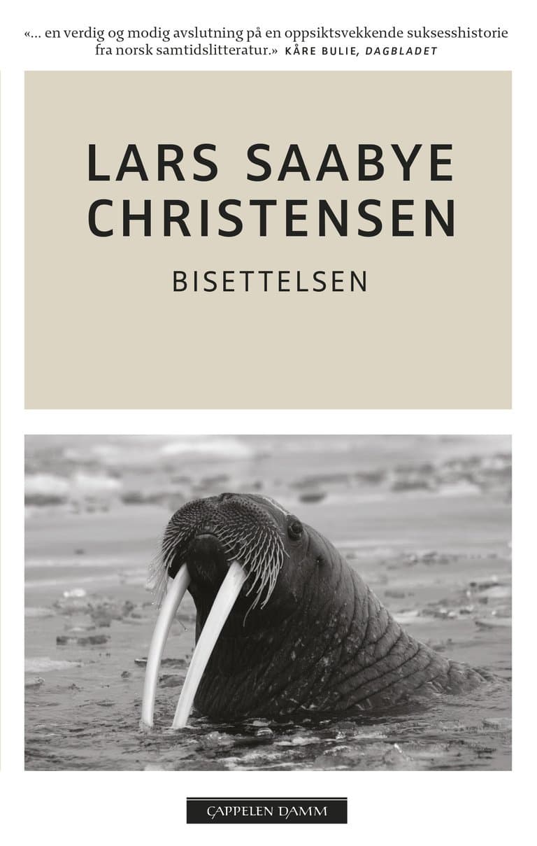 Omslag Bisettelsen av Lars Saabye Christensen (Heftet)