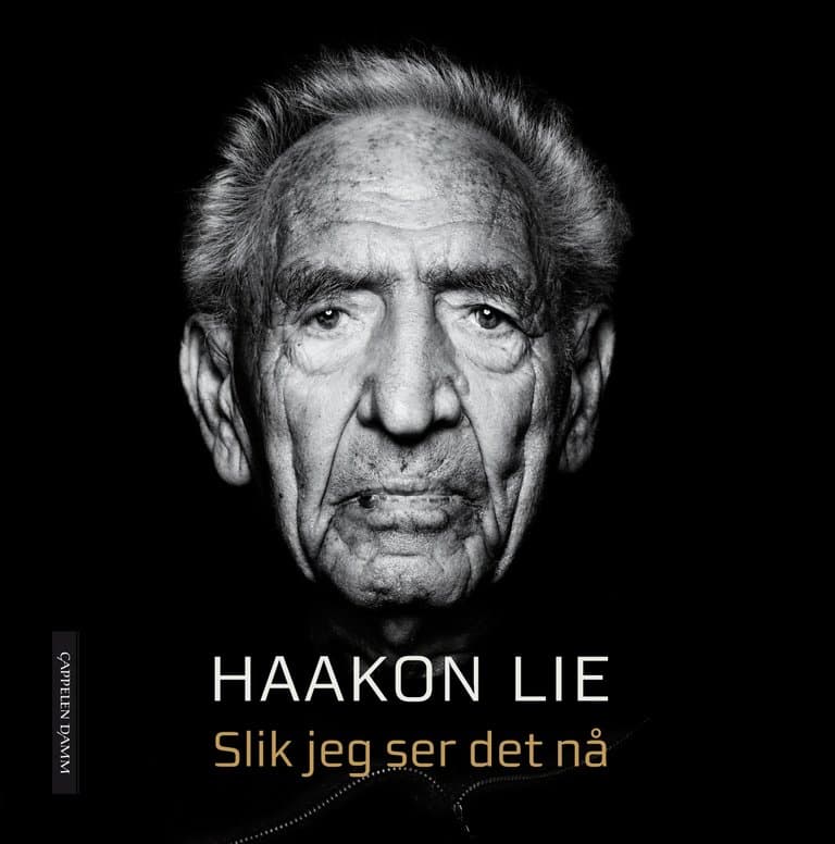 Omslag Slik jeg ser det nå av Haakon Lie i samarbeid med Hilde Harbo og Hans Olav Lahlum (Innbundet)